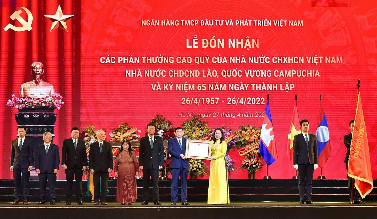 Phó Chủ tịch nước Cộng hòa xã hội chủ nghĩa Việt Nam Võ Thị Ánh Xuân trao Quyết định tặng thưởng Huân chương Lao động hạng Ba cho đại diện Lãnh đạo BIDV