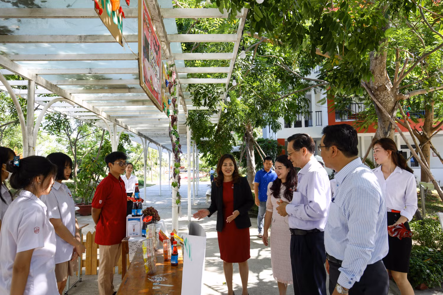 Thầy cô iSchool cùng các quan khách trò chuyện với học sinh tại trường Thầy cô iSchool cùng các quan khách trò chuyện với học sinh tại trường
