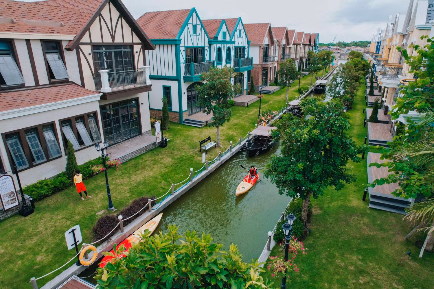 Chèo thuyền Kayak tại khu biệt thự Lagoon mang dáng dấp của ngôi làng cổ Giethoorn - Hà Lan mang đến cho Tô Đi Đâu trải nghiệm đầy mới mẻ.