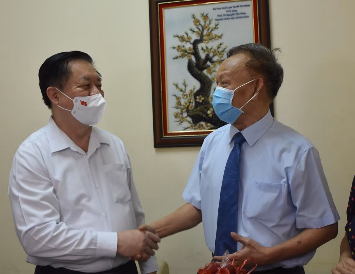 Trưởng ban Tuyên giáo Trung ương Nguyễn Trọng Nghĩa (trái) thăm hỏi Phó giáo sư Nguyễn Tấn Phát (nguyên Thứ trưởng Bộ Giáo dục và Đào tạo) Trưởng ban Tuyên giáo Trung ương Nguyễn Trọng Nghĩa (trái) thăm hỏi Phó giáo sư Nguyễn Tấn Phát (nguyên Thứ trưởng Bộ Giáo dục và Đào tạo)