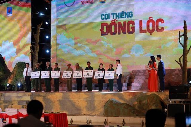Uỷ viên Bộ Chính trị, Giám đốc Học viện Chính trị quốc gia Hồ Chí Minh, Chủ tịch Hội đồng Lý luận Trung ương Nguyễn Xuân Thắng trao tặng nhà tình nghĩa cho gia đình người có công ở tỉnh Hà Tĩnh - Ảnh: VGP/Đình Nam