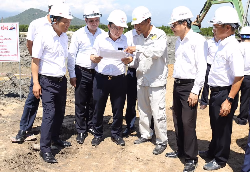 Đoàn công tác nghe báo cáo tiến độ dự án Đường dây 500kV Vân Phong Vĩnh Tân Đoàn công tác nghe báo cáo tiến độ dự án Đường dây 500kV Vân Phong Vĩnh Tân