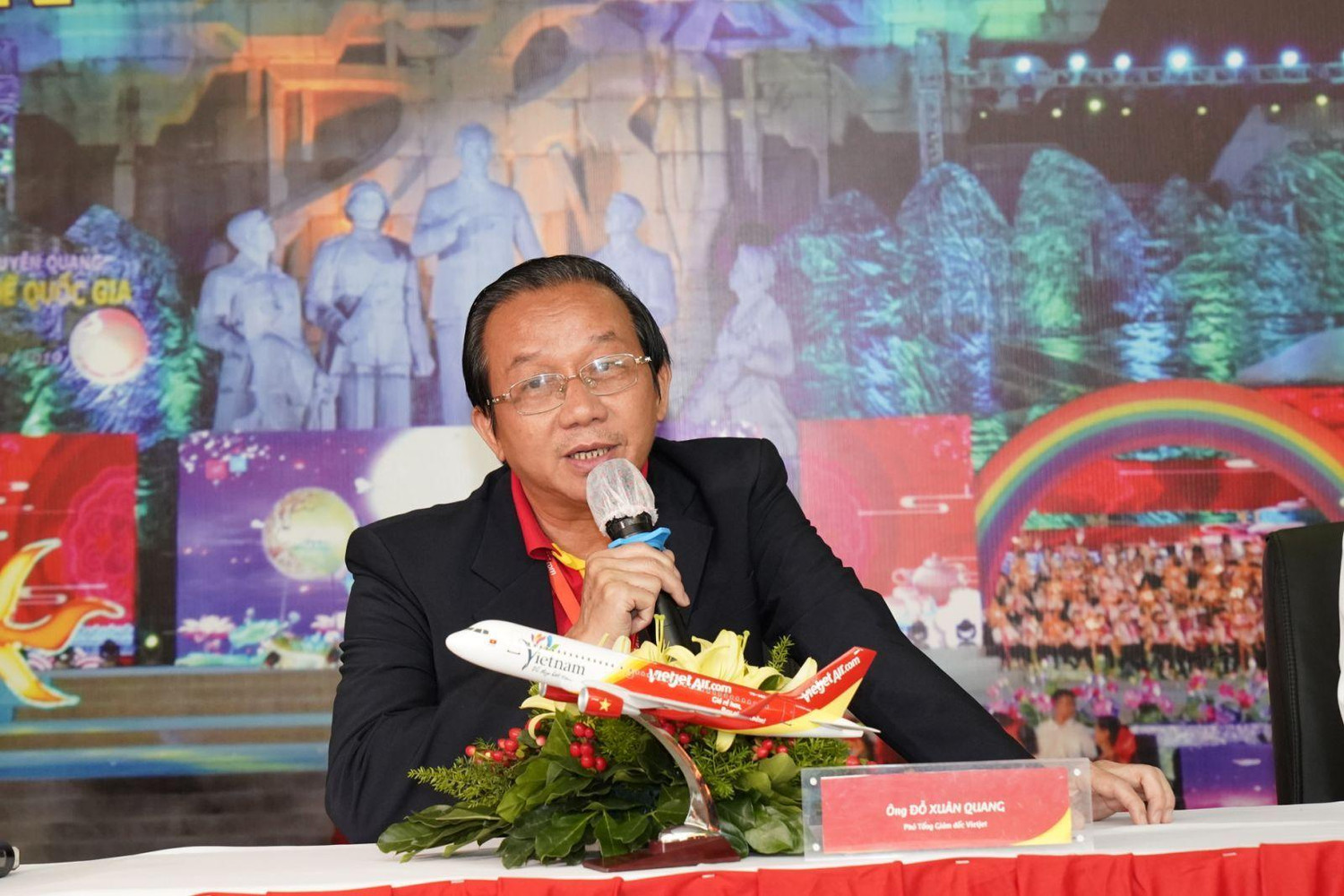 Ông Đỗ Xuân Quang, Phó Tổng Giám Đốc Vietjet giải đáp những câu hỏi từ khách mời Ông Đỗ Xuân Quang, Phó Tổng Giám Đốc Vietjet giải đáp những câu hỏi từ khách mời