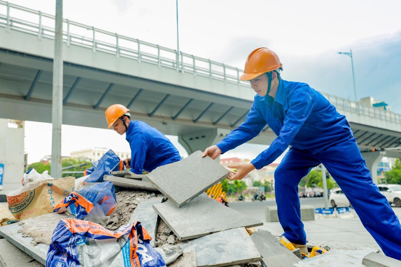 Vận động liên tục trong thời tiết nắng nóng sẽ khiến cơ thể mất nước và giảm sự bền bỉ