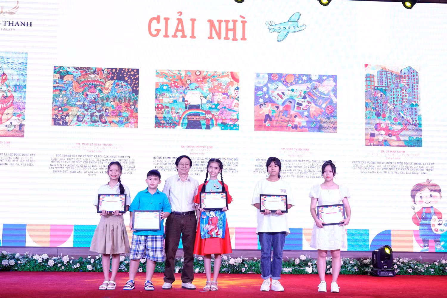 Ông Nguyễn Hữu Hạnh - Trưởng ban chấm giải trao giải Nhì cho các thí sinh
