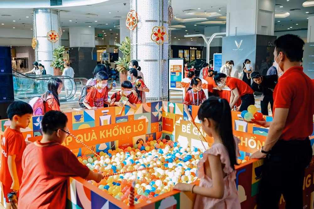 Rinh quà hấp dẫn với bể gắp 'quà' khổng lồ có 1-0-2