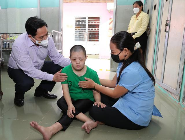 Thủ tướng Phạm Minh Chính mong muốn các cháu được chăm sóc tốt hơn nữa cả về vật chất và tinh thần, tạo điều kiện tối đa cho các cháu có khả năng có thể phát triển bình thường, học tập, sinh hoạt, vươn lên trong cuộc sống với sự tự tin, ý chí, ước mơ, hoài bão - Ảnh: VGP/Nhật Bắc