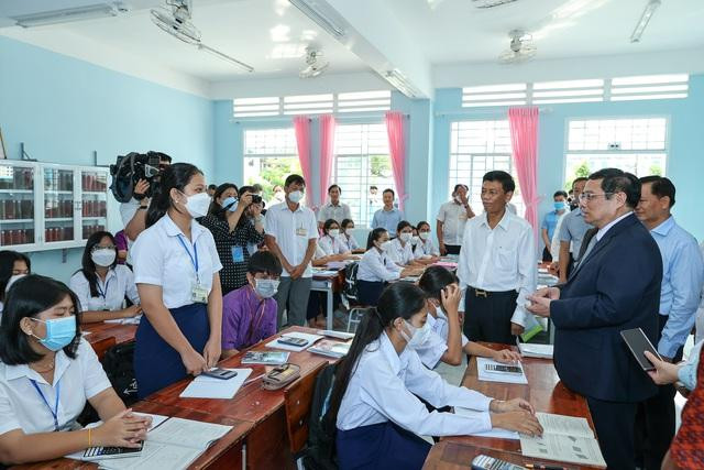 Thủ tướng ân cần thăm hỏi điều kiện sinh hoạt, việc học tập của các em học sinh, nắm bắt tình hình thực tế về chính sách giáo dục với con em đồng bào dân tộc thiểu số - Ảnh: VGP/Nhật Bắc Thủ tướng ân cần thăm hỏi điều kiện sinh hoạt, việc học tập của các em học sinh, nắm bắt tình hình thực tế về chính sách giáo dục với con em đồng bào dân tộc thiểu số - Ảnh: VGP/Nhật Bắc