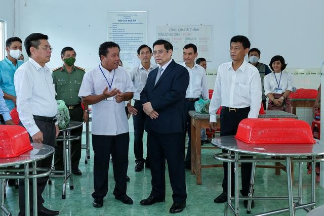 Thủ tướng trực tiếp kiểm tra trường lớp, khu bán trú, khu sinh hoạt chung, khu nhà ăn của nhà trường - Ảnh: VGP/Nhật Bắc Thủ tướng trực tiếp kiểm tra trường lớp, khu bán trú, khu sinh hoạt chung, khu nhà ăn của nhà trường - Ảnh: VGP/Nhật Bắc