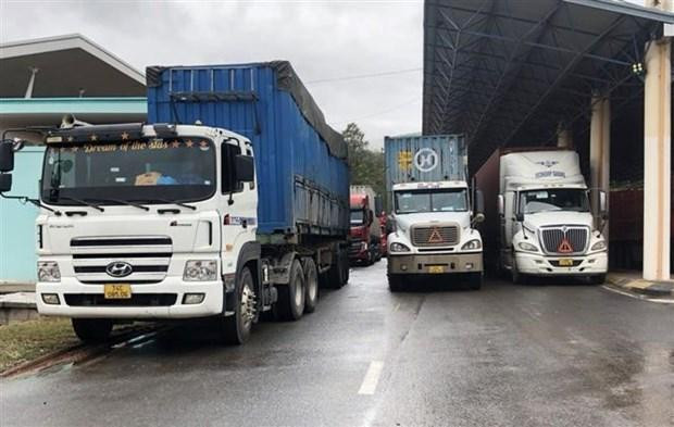 Các phương tiện vận tải hàng hóa chờ làm thủ tục thông quan tại Cửa khẩu Quốc tế Lao Bảo, tỉnh Quảng Trị. (Ảnh: Thanh Thủy/TTXVN) Các phương tiện vận tải hàng hóa chờ làm thủ tục thông quan tại Cửa khẩu Quốc tế Lao Bảo, tỉnh Quảng Trị. (Ảnh: Thanh Thủy/TTXVN)