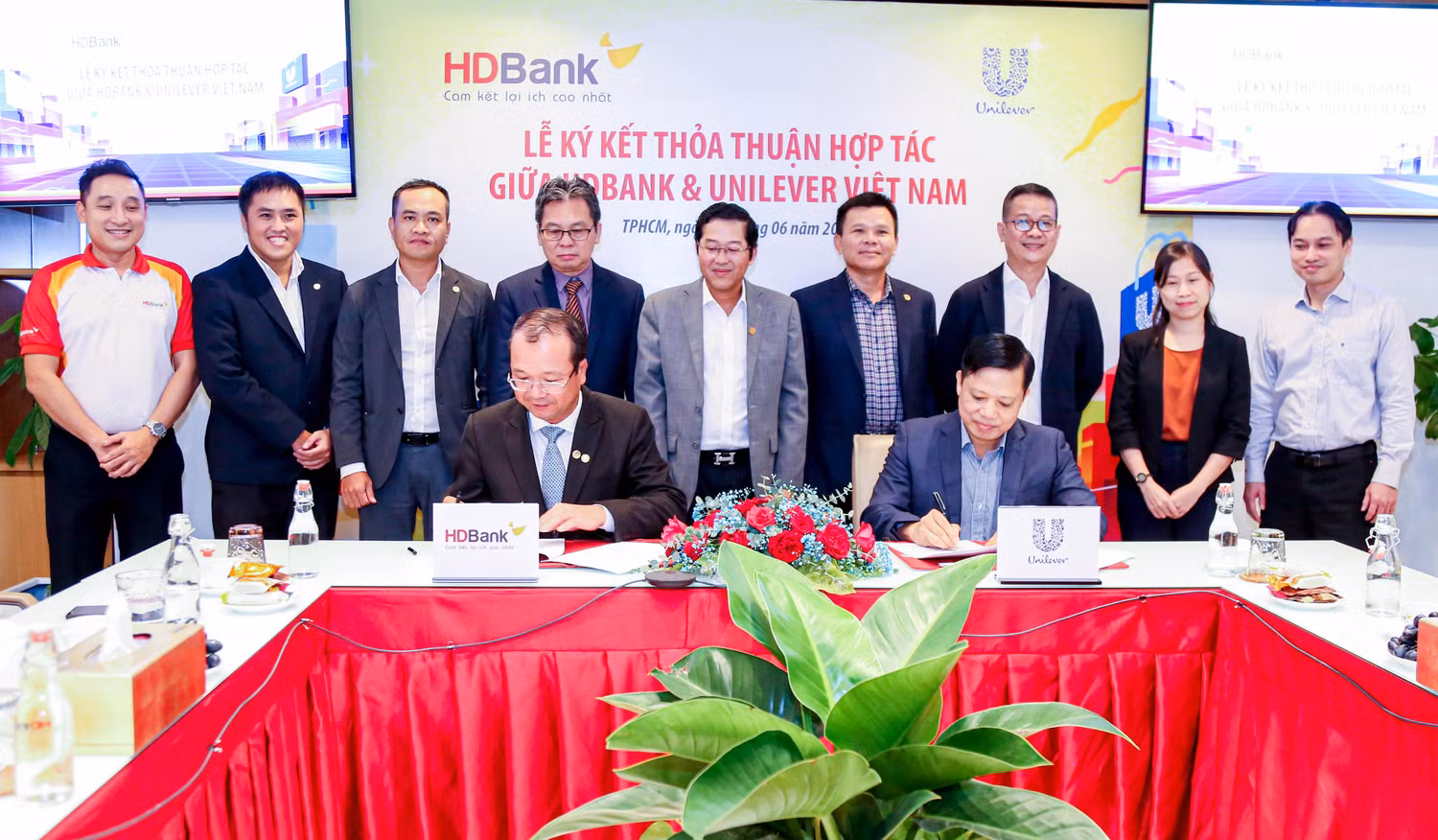 Đại diện HDBank và Unilever Việt Nam thực hiện ký kết hợp tác Đại diện HDBank và Unilever Việt Nam thực hiện ký kết hợp tác