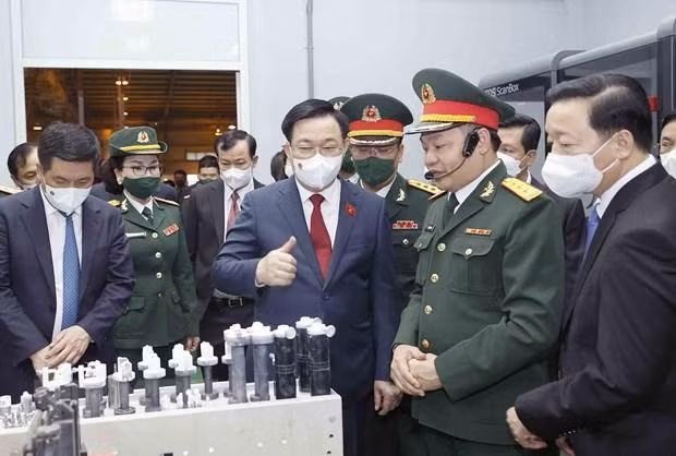 Chủ tịch Quốc hội Vương Đình Huệ tham quan dây chuyền sản xuất nhà máy Z111. (Ảnh: Doãn Tấn/TTXVN)