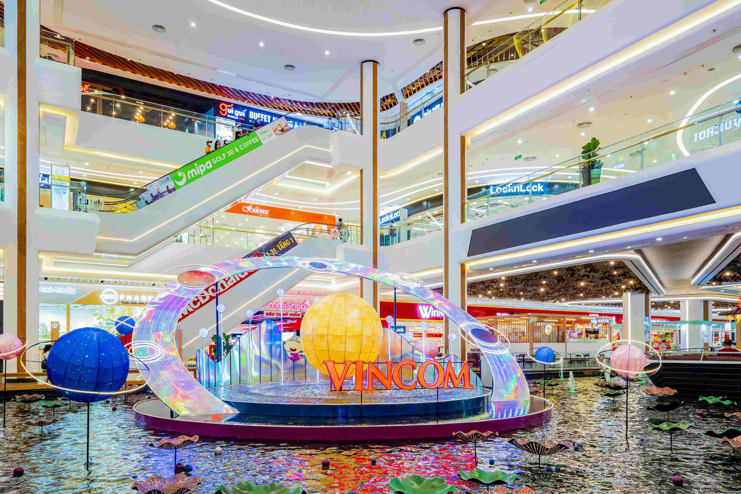 Người người, nhà nhà háo hức chụp ảnh bên Dòng sông hành tinh tại Vincom Mega Mall Smart City Người người, nhà nhà háo hức chụp ảnh bên Dòng sông hành tinh tại Vincom Mega Mall Smart City