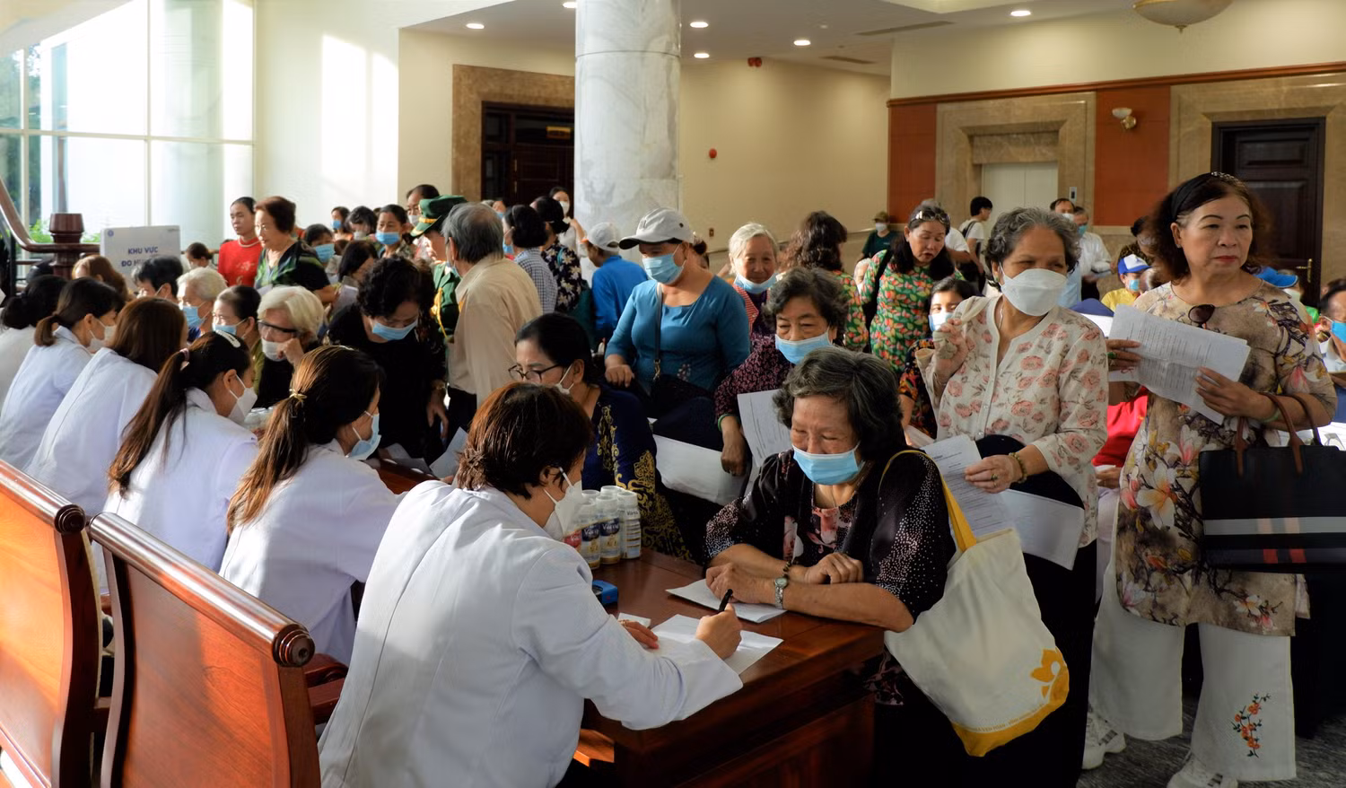 Người cao tuổi được các bác sĩ tư vấn xây dựng chế độ dinh dưỡng phù hợp. Người cao tuổi được các bác sĩ tư vấn xây dựng chế độ dinh dưỡng phù hợp.