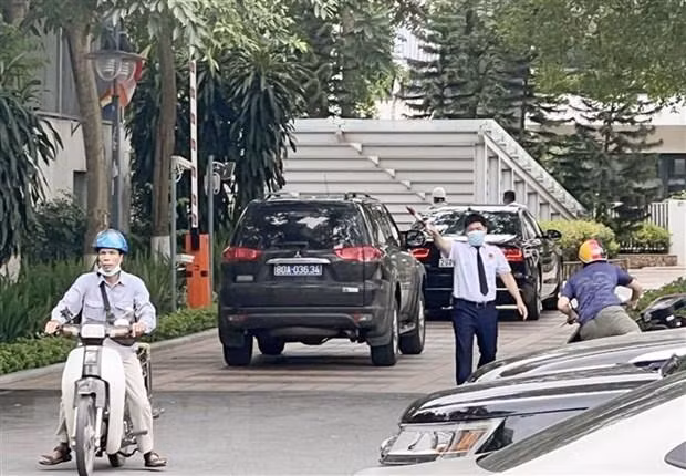 Sáng 7/6, lực lượng chức năng tới nhà riêng Bộ trưởng Bộ Y tế Nguyễn Thanh Long làm nhiệm vụ. (Ảnh: Phạm Kiên/TTXVN)