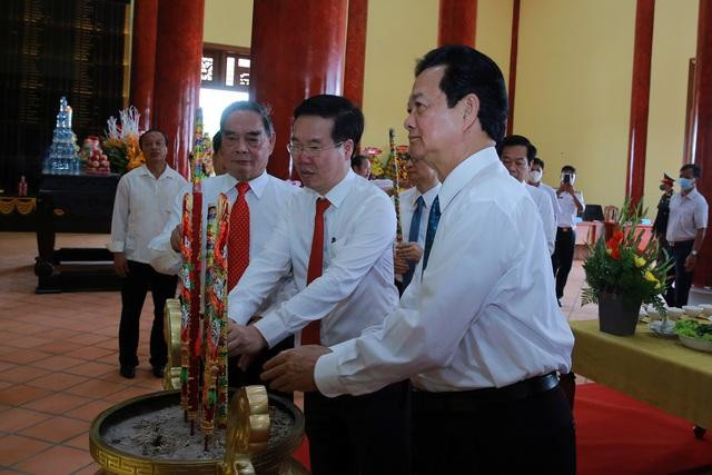 Các đồng chí lãnh đạo, nguyên lãnh đạo Đảng, Nhà nước dâng hương tưởng niệm các anh hùng liệt sĩ - Ảnh: VGP/Đình Nam
