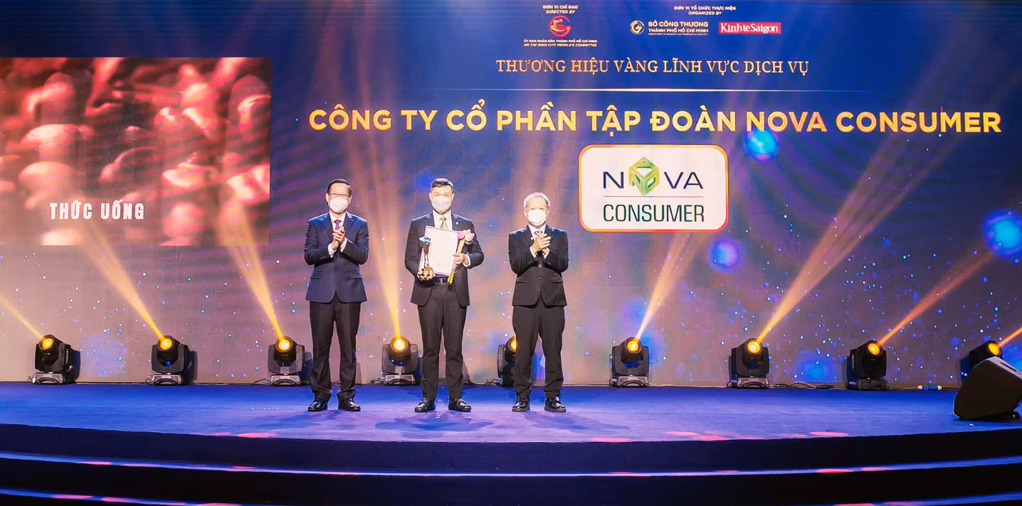 Ông Tôn Thất Đề - Tổng Giám đốc Nova Consumer - nhận giải thưởng Thương hiệu Vàng Thành phố Hồ Chí Minh 2021 Ông Tôn Thất Đề - Tổng Giám đốc Nova Consumer - nhận giải thưởng Thương hiệu Vàng Thành phố Hồ Chí Minh 2021
