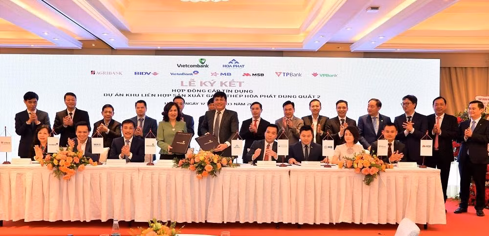 Ông Mai Văn Hà – Giám đốc Công ty CP thép Hòa Phát Dung Quất và bà Đậu Thị Thúy Vân – Giám đốc Vietcombank Thành Công – đại diện cho 8 ngân hàng đồng tài trợ trao Hợp đồng tín dụng Ông Mai Văn Hà – Giám đốc Công ty CP thép Hòa Phát Dung Quất và bà Đậu Thị Thúy Vân – Giám đốc Vietcombank Thành Công – đại diện cho 8 ngân hàng đồng tài trợ trao Hợp đồng tín dụng