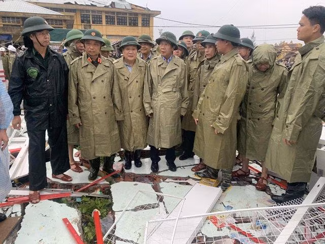 Phó Thủ tướng Lê Văn Thành cùng đoàn công tác kiểm tra chợ Cửa Việt. Ảnh: VGP/Đức Tuân