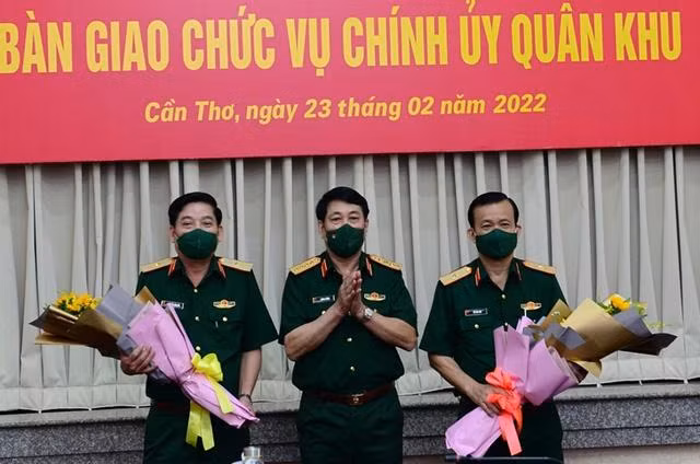 Đại tướng Lương Cường chúc mừng Thiếu tướng Nguyễn Văn Gấu và Thiếu tướng Hồ Văn Thái