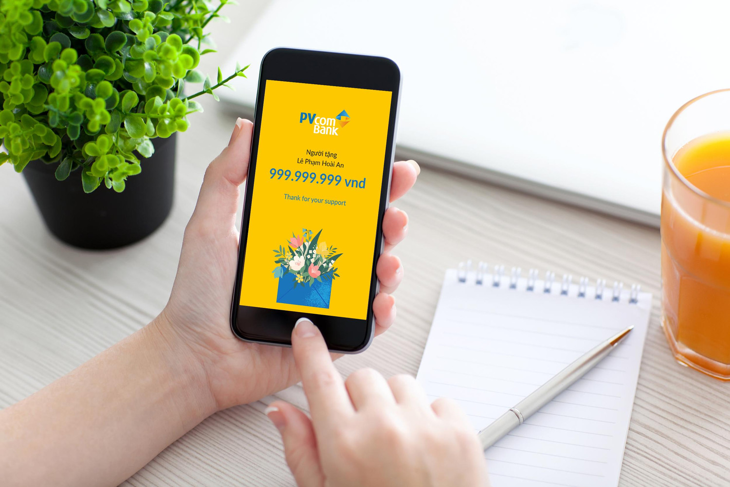 Không chỉ dễ dàng thực hiện giao dịch chuyển khoản, khách hàng của PVcomBank có thể gửi kèm thiệp và lời chúc tùy theo mục đích (Ảnh có tính chất minh họa) Không chỉ dễ dàng thực hiện giao dịch chuyển khoản, khách hàng của PVcomBank có thể gửi kèm thiệp và lời chúc tùy theo mục đích (Ảnh có tính chất minh họa)