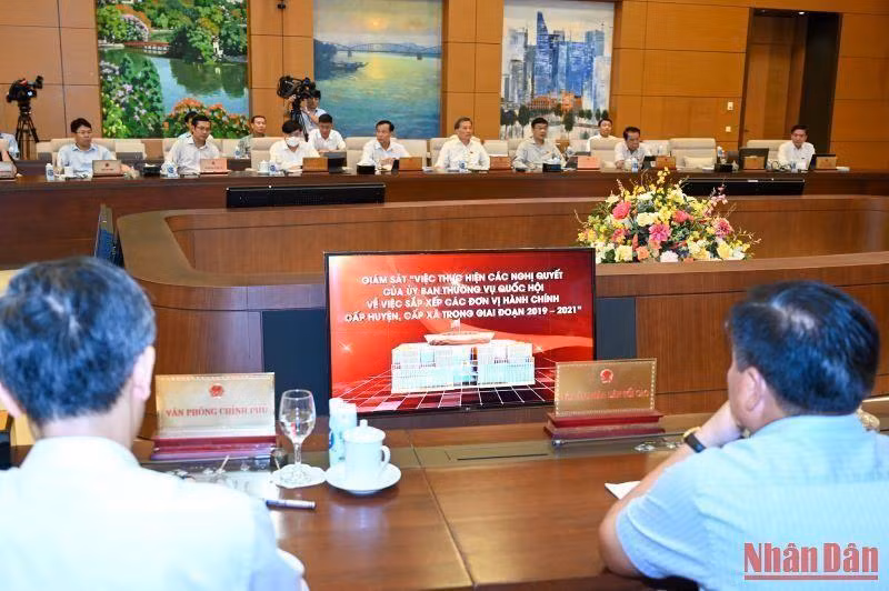 Các đại biểu xem phim tư liệu “Việc thực hiện các nghị quyết của Ủy ban Thường vụ Quốc hội về việc sắp xếp các đơn vị hành chính cấp huyện, cấp xã trong giai đoạn 2019-2021”.