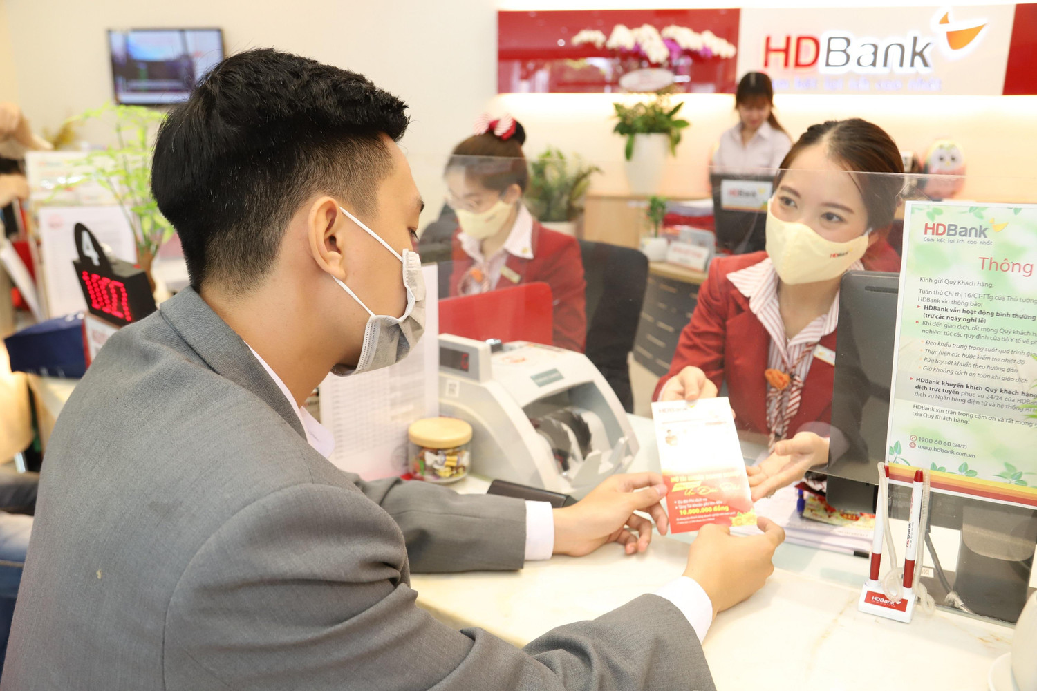 Mở sổ tiết kiệm tại quầy để quản lý tài chính tốt hơn (Ảnh minh họa) Mở sổ tiết kiệm tại quầy để quản lý tài chính tốt hơn (Ảnh minh họa)