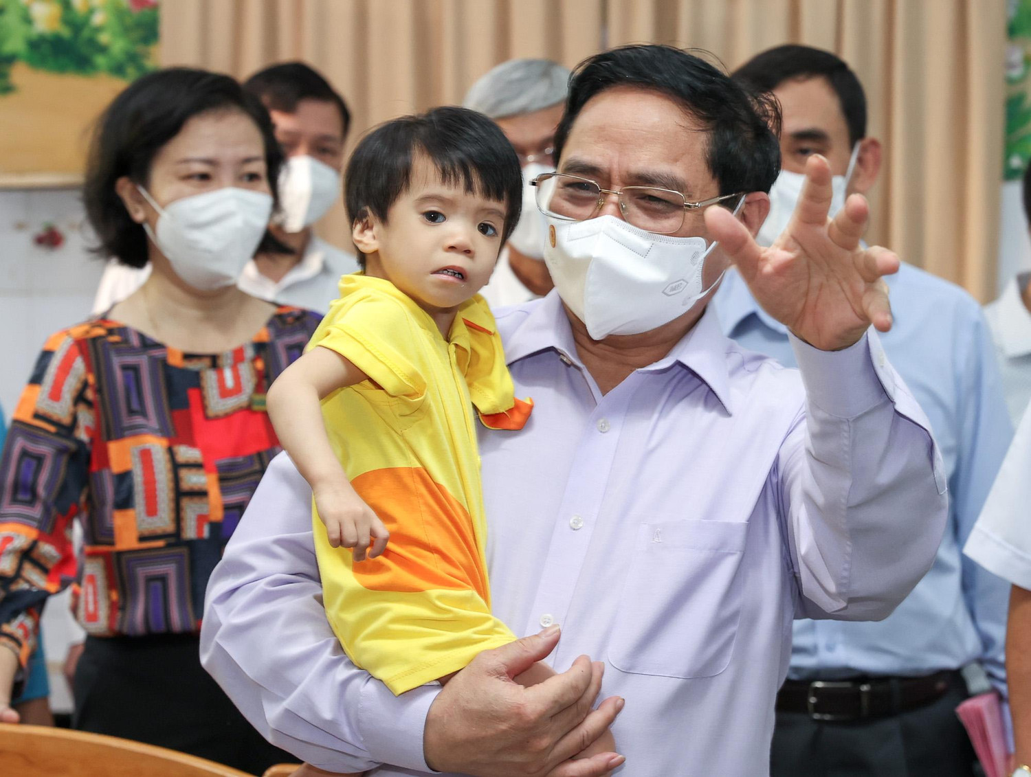 Thủ tướng Phạm Minh Chính: Đây là công việc rất đặc thù, nên cần sự quan tâm đặc đặc biệt, phải nghiên cứu, đề xuất các cơ chế, chính sách để chăm sóc tốt nhất các cháu - Ảnh: VGP/Nhật Bắc