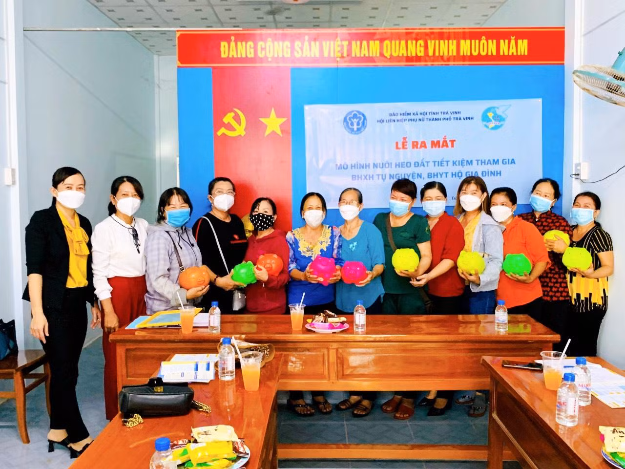 Mô hình “nuôi heo đất tiết kiệm tham gia bảo hiểm xã hội tự nguyện” đang được triển khai, nhân rộng tại tỉnh Trà Vinh Mô hình “nuôi heo đất tiết kiệm tham gia bảo hiểm xã hội tự nguyện” đang được triển khai, nhân rộng tại tỉnh Trà Vinh