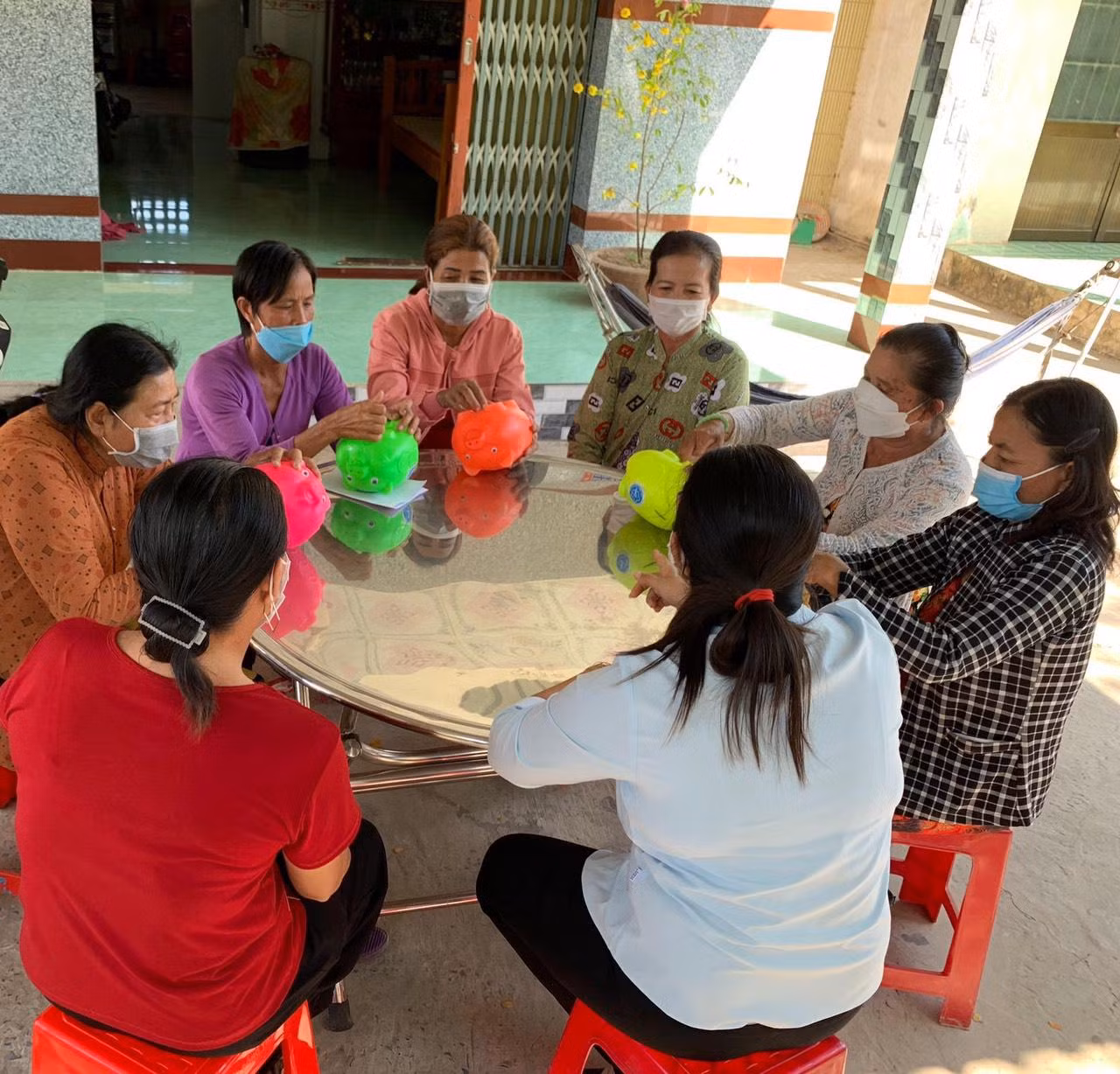 Các chị em Hội Liên hiệp phụ nữ xã Hiệp Mỹ Tây, huyện Cầu Ngang, tỉnh Trà Vinh phấn khởi “nuôi heo đất tiết kiệm tham gia bảo hiểm xã hội tự nguyện Các chị em Hội Liên hiệp phụ nữ xã Hiệp Mỹ Tây, huyện Cầu Ngang, tỉnh Trà Vinh phấn khởi “nuôi heo đất tiết kiệm tham gia bảo hiểm xã hội tự nguyện