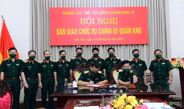 Đại tướng Lương Cường cùng các đại biểu chứng kiến Lễ ký biên bản bàn giao chức vụ Chính ủy Quân khu 9. Ảnh: QĐND