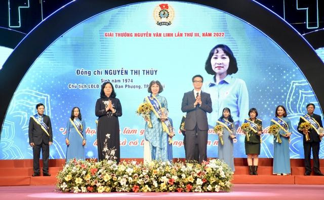 Trưởng Ban Dân vận Trung ương Bùi Thị Minh Hoài và Phó Thủ tướng Chính phủ Vũ Đức Đam trao tặng giải thưởng Nguyễn Văn Linh cho 10 cán bộ công đoàn tiêu biểu