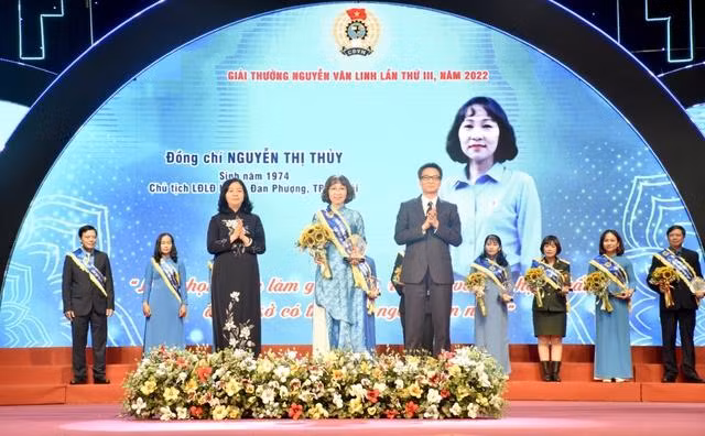 Trưởng Ban Dân vận Trung ương Bùi Thị Minh Hoài và Phó Thủ tướng Chính phủ Vũ Đức Đam trao tặng giải thưởng Nguyễn Văn Linh cho 10 cán bộ công đoàn tiêu biểu