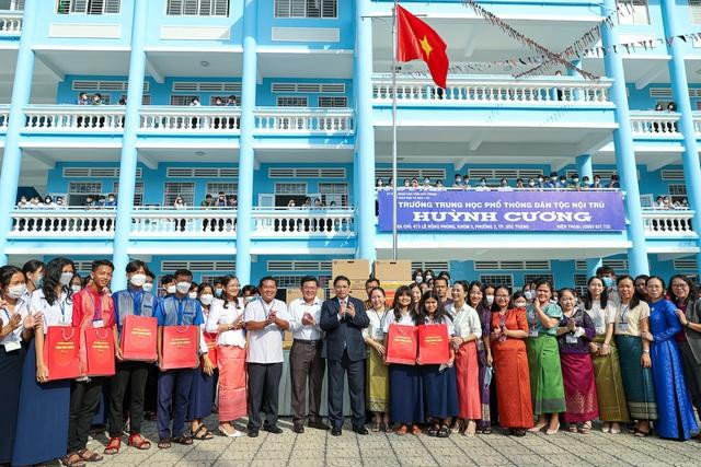 Thủ tướng mong muốn các thầy cô giáo và học sinh trường Huỳnh Cương sẽ phát huy truyền thống, phát triển toàn diện, đạt được nhiều kết quả tốt hơn nữa trong dạy và học - Ảnh: VGP/Nhật Bắc Thủ tướng mong muốn các thầy cô giáo và học sinh trường Huỳnh Cương sẽ phát huy truyền thống, phát triển toàn diện, đạt được nhiều kết quả tốt hơn nữa trong dạy và học - Ảnh: VGP/Nhật Bắc