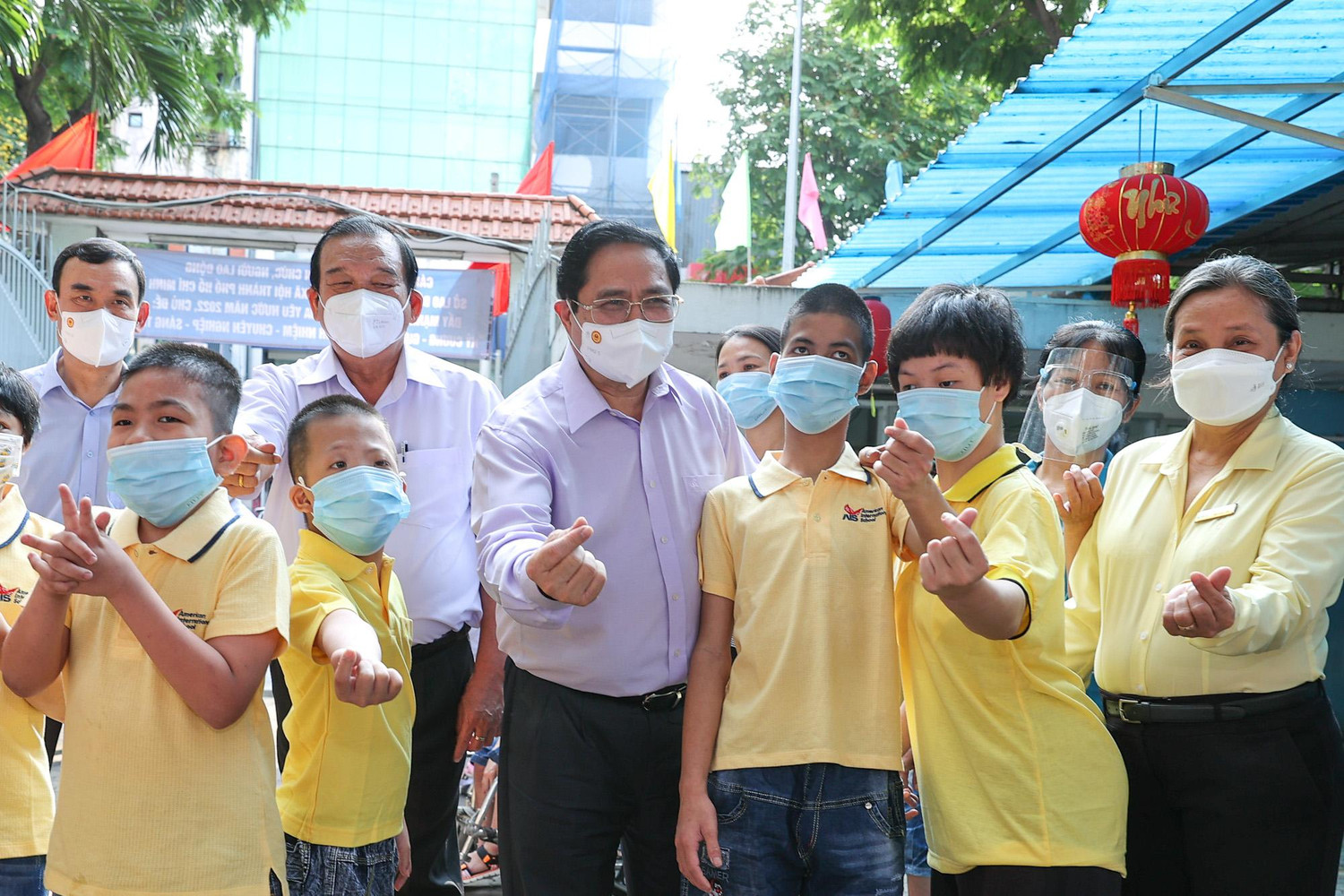 Thủ tướng mong muốn, trước mắt, các cán bộ, nhân viên của Trung tâm tổ chức cho các cháu đón Tết an toàn, vui tươi, đầm ấm.