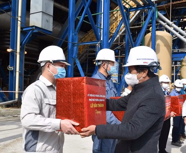 Phó Thủ tướng tặng quà, động viên công nhân - Ảnh VGP/Đức Tuân