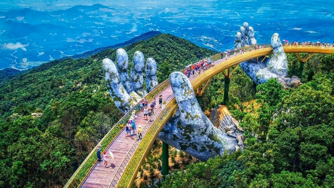 Sun World Ba Na Hills (Đà Nẵng) với cây cầu Vàng nổi tiếng là một trong những công trình điểm nhấn của Sun Group Sun World Ba Na Hills (Đà Nẵng) với cây cầu Vàng nổi tiếng là một trong những công trình điểm nhấn của Sun Group