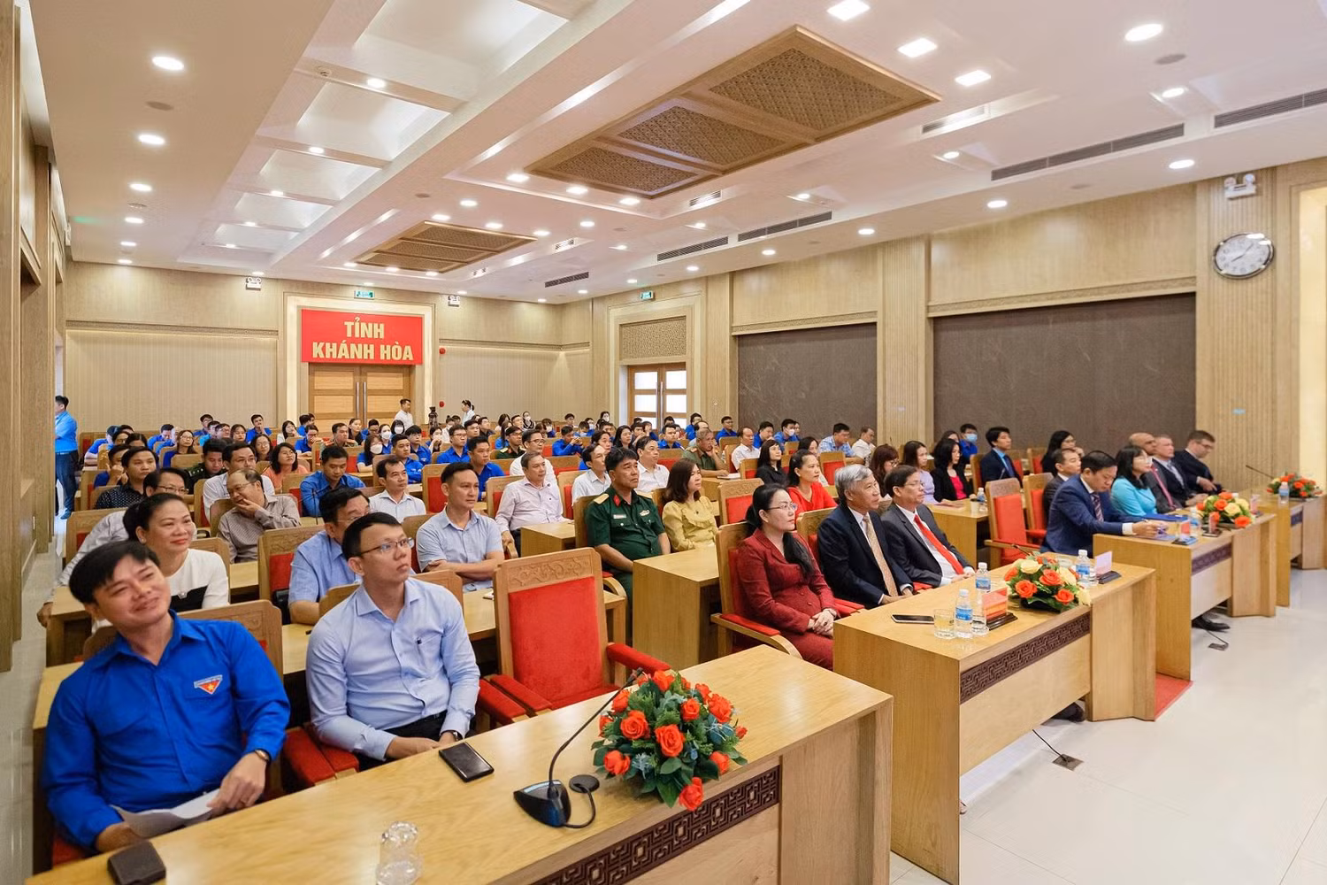 Lễ ký kết chương trình “Người dân Khánh Hòa nói tiếng Anh” được tổ chức dưới sự chứng kiến của Lãnh đạo Uỷ ban nhân dân và các Sở, Ban ngành tỉnh Khánh Hoà, lãnh đạo Tập đoàn Vingroup, cùng đại diện các đơn vị triển khai.