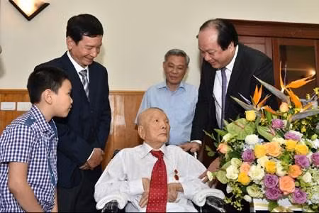Bộ trưởng, Chủ nhiệm Văn phòng Chính phủ Mai Tiến Dũng hỏi thăm sức khỏe đồng chí Nguyễn Côn hồi năm 2017. (Ảnh: Văn phòng Chính phủ) Bộ trưởng, Chủ nhiệm Văn phòng Chính phủ Mai Tiến Dũng hỏi thăm sức khỏe đồng chí Nguyễn Côn hồi năm 2017. (Ảnh: Văn phòng Chính phủ)