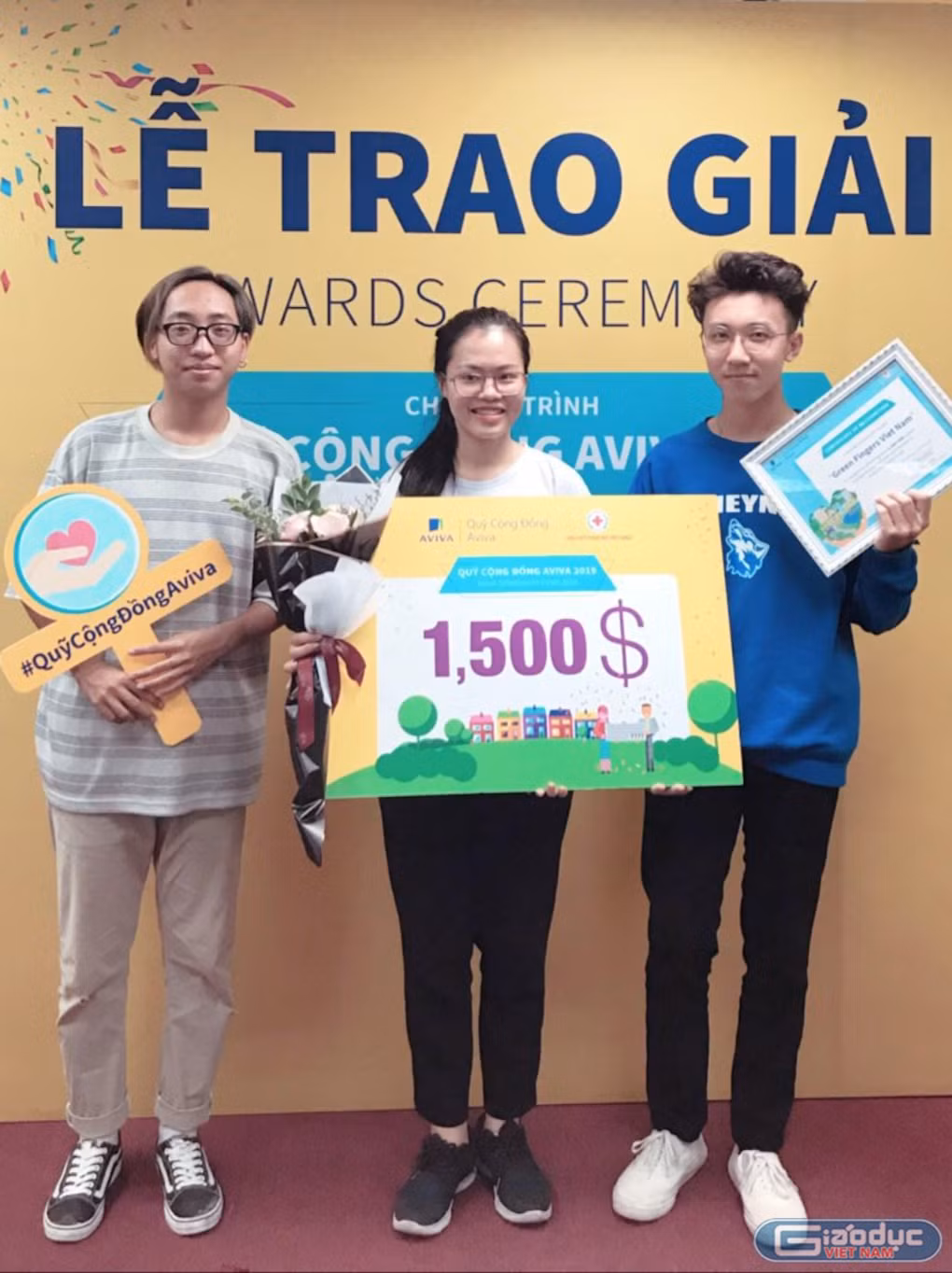 Đức Trung cùng thành viên dự án Green Fingers Vietnam nhận giải thưởng trong Chương trình Quỹ Cộng Đồng Aviva được tổ chức vào tháng 11/2019 tại Hà Nội (Ảnh: Nhân vật cung cấp)