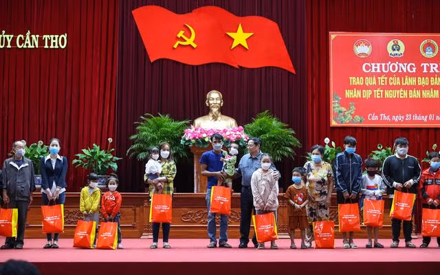Thủ tướng tặng quà các hộ nghèo, hộ có hoàn cảnh khó khăn tại thành phố Cần Thơ. Ảnh: VGP/Nhật Bắc