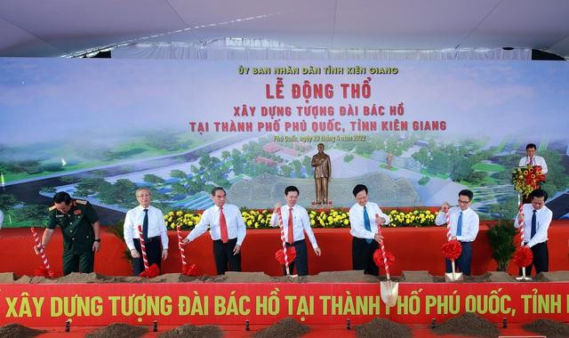Các đồng chí lãnh đạo, nguyên lãnh đạo Đảng, Nhà nước, các bộ, ngành, tỉnh Kiên Giang thực hiện nghi thức động thổ xây dựng Tượng đài Bác Hồ - Ảnh: VGP/Đình Nam