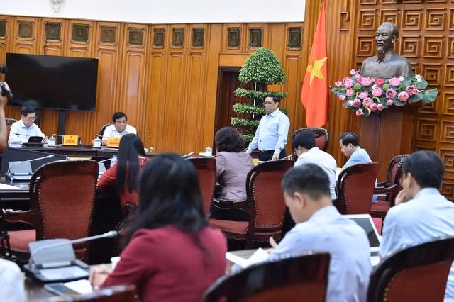 Thủ tướng Chính phủ yêu cầu chỉ đạo điều hành vĩ mô phải bảo đảm tính tổng thể, bài bản, khoa học, hiệu quả, hợp lý cả trước mắt và lâu dài - Ảnh: VGP/Quang Thương Thủ tướng Chính phủ yêu cầu chỉ đạo điều hành vĩ mô phải bảo đảm tính tổng thể, bài bản, khoa học, hiệu quả, hợp lý cả trước mắt và lâu dài - Ảnh: VGP/Quang Thương