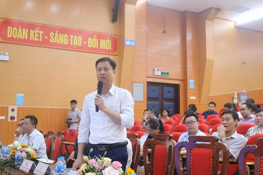 Tiến sĩ Trần Bá Kiên, Hiệu trưởng Trường Cao đẳng Dược Trung ương Hải Dương chia sẻ những vướng mắc trong cách quản lý, vận hành mô hình doanh nghiệp trong nhà trường. Ảnh: Doãn Nhàn