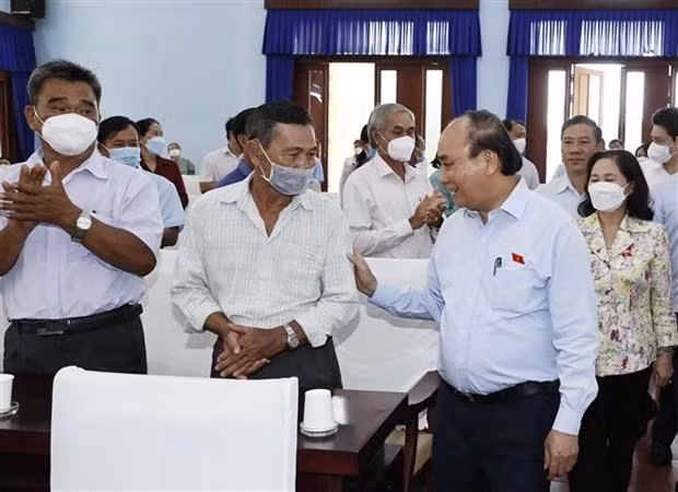 Chủ tịch nước Nguyễn Xuân Phúc với cử tri tham dự hội nghị. (Ảnh: Thống Nhất/TTXVN) Chủ tịch nước Nguyễn Xuân Phúc với cử tri tham dự hội nghị. (Ảnh: Thống Nhất/TTXVN)