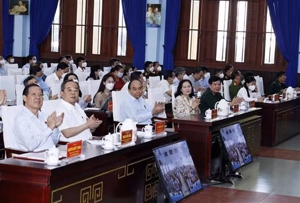 Chủ tịch nước Nguyễn Xuân Phúc dự hội nghị tiếp xúc cử tri. (Ảnh: Thống Nhất/TTXVN) Chủ tịch nước Nguyễn Xuân Phúc dự hội nghị tiếp xúc cử tri. (Ảnh: Thống Nhất/TTXVN)