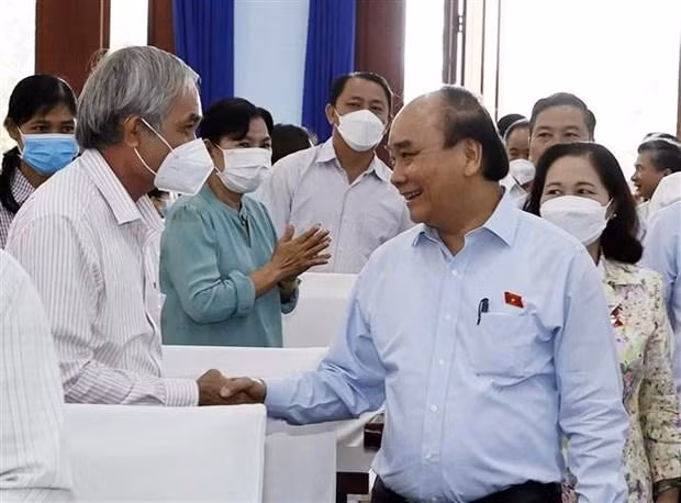 Chủ tịch nước Nguyễn Xuân Phúc với cử tri tham dự hội nghị. (Ảnh: Thống Nhất/TTXVN) Chủ tịch nước Nguyễn Xuân Phúc với cử tri tham dự hội nghị. (Ảnh: Thống Nhất/TTXVN)