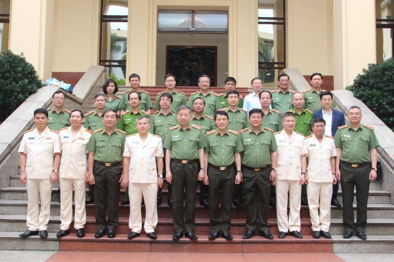 Bộ trưởng Tô Lâm với các đại biểu tham dự buổi lễ. Ảnh: CAND