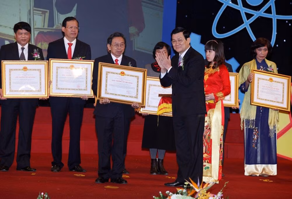 Giáo sư, Tiến sĩ Trương Đình Dụ - nguyên Phó Viện trưởng Viện Khoa học Thủy lợi Việt Nam (thứ ba từ trái sang) nhận Giải thưởng Hồ Chí Minh. (Ảnh: NVCC)