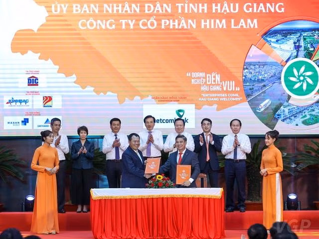 UBND tỉnh Hậu Giang ký biên bản ghi nhớ đầu tư với tập đoàn Him Lam dự kiến khoảng 6,2 tỷ USD trong lĩnh vực hạ tầng giao thông, đô thị, du lịch - Ảnh: VGP/Nhật Bắc UBND tỉnh Hậu Giang ký biên bản ghi nhớ đầu tư với tập đoàn Him Lam dự kiến khoảng 6,2 tỷ USD trong lĩnh vực hạ tầng giao thông, đô thị, du lịch - Ảnh: VGP/Nhật Bắc